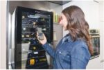 Candy DiVino CWC 150 EM/NF Weinkeller, 41 Flaschen, 39 dB, APP hOn, Vivino Technologie, Monozone, Schwarz, HxBxT 84,5x49x55 cm [Energieklasse G]