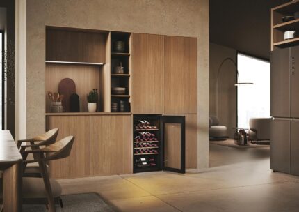 Haier Weinkühlschrank 50 SERIE 3 HWS34GGH1 I Weinklimaschrank für 34 Flaschen I Moderner Wine Fridge mit UV-Glastür & 5 Holzregalen I Wine Cooler mit Wi-Fi & Touch-Display I Vibrationsarme Lagerung